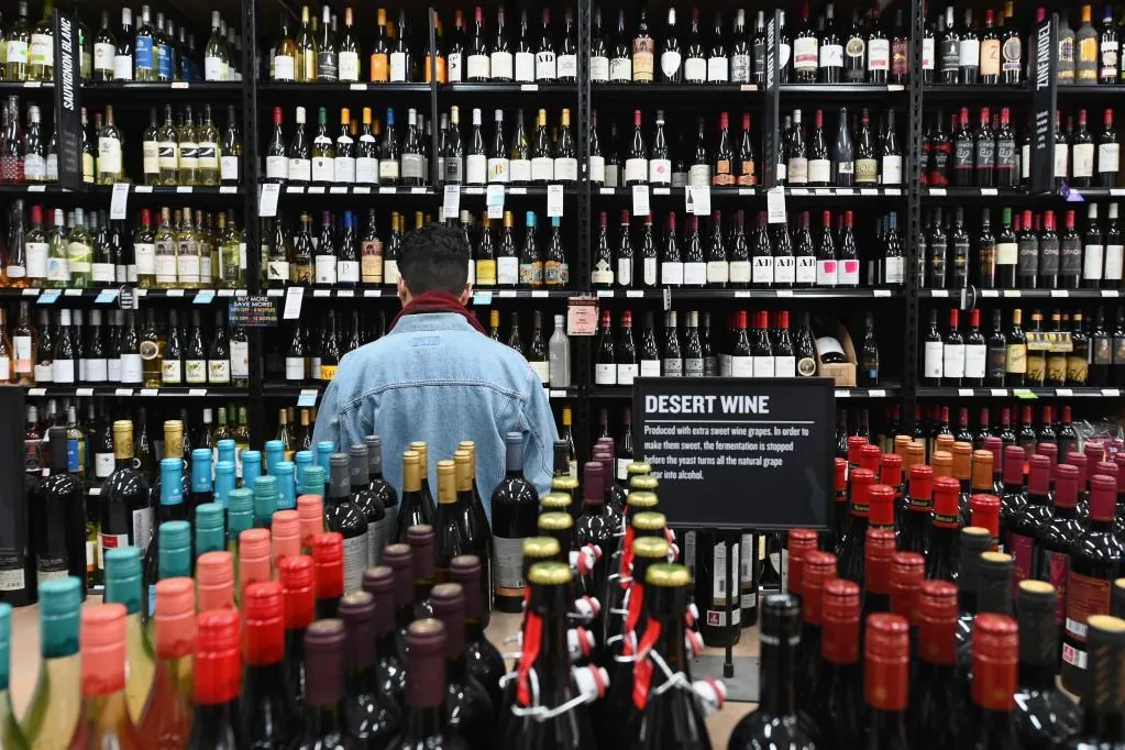 La máxima autoridad sanitaria de EE.UU. pide que el alcohol incluya una advertencia de riesgo de cáncer