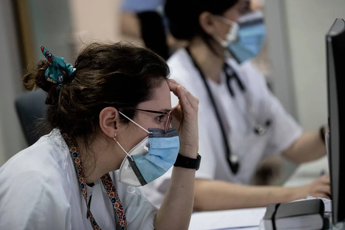 El 44% de los médicos españoles sienten ropa profesional