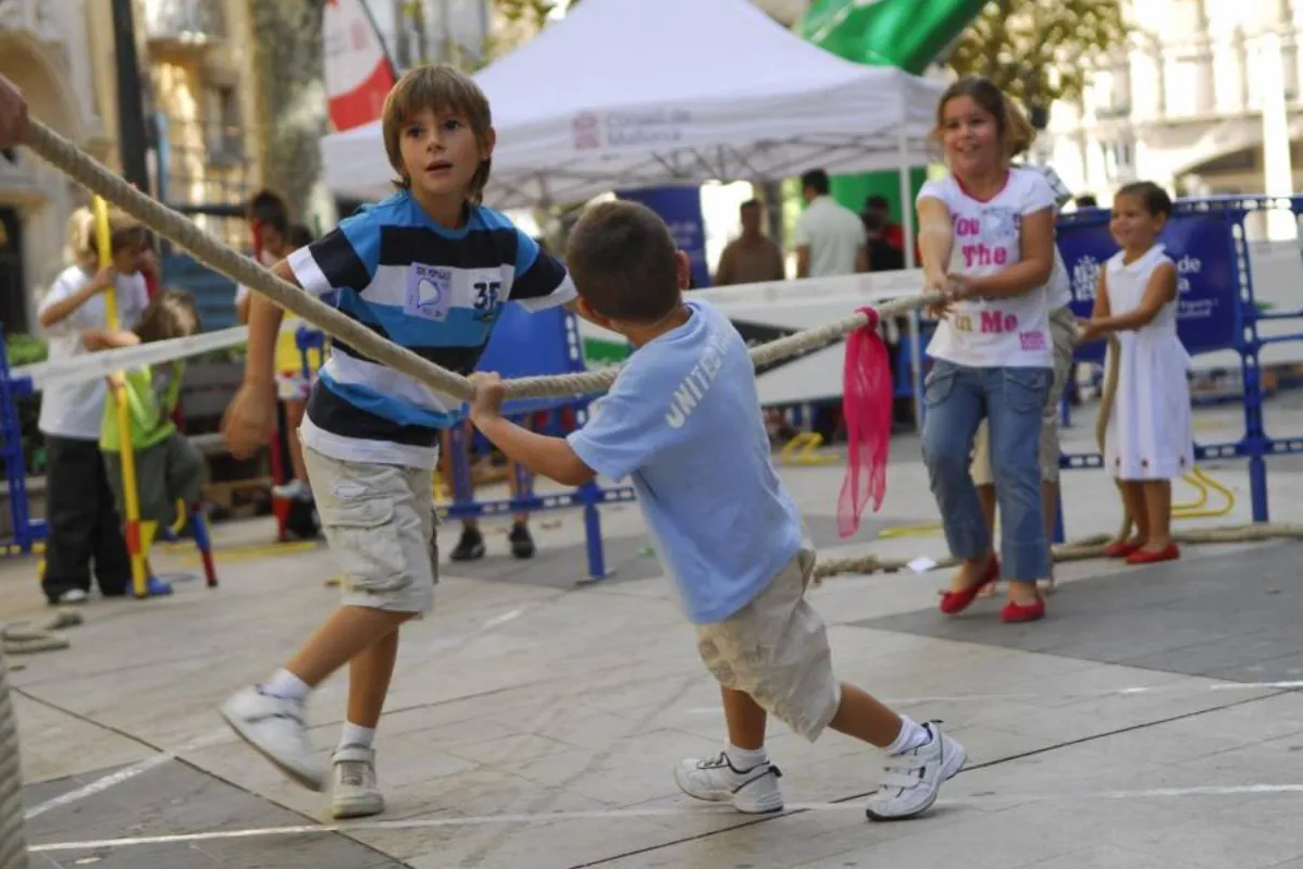 Brillo de uñas, perfumes y tatuajes temporales pueden ser perjudiciales para niños menores de 12 años