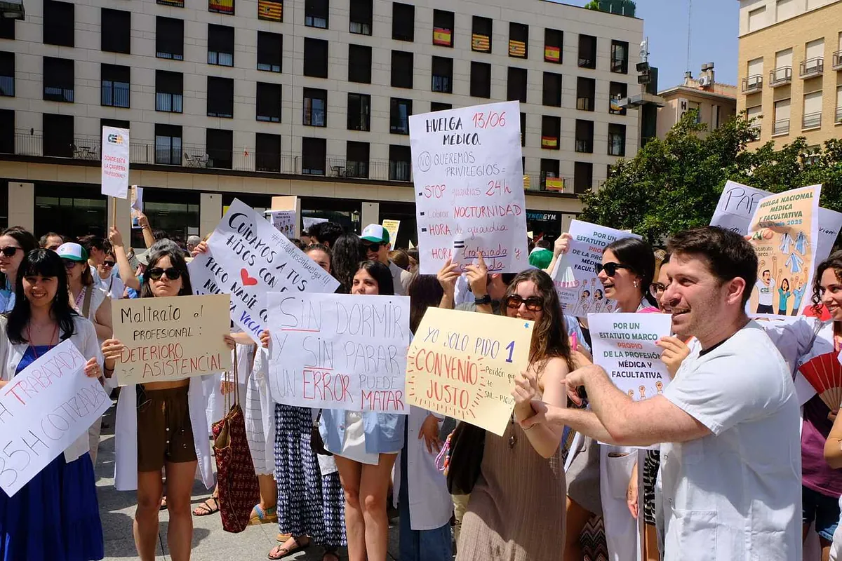 Los médicos regresan a la huelga. Estos son protestantes