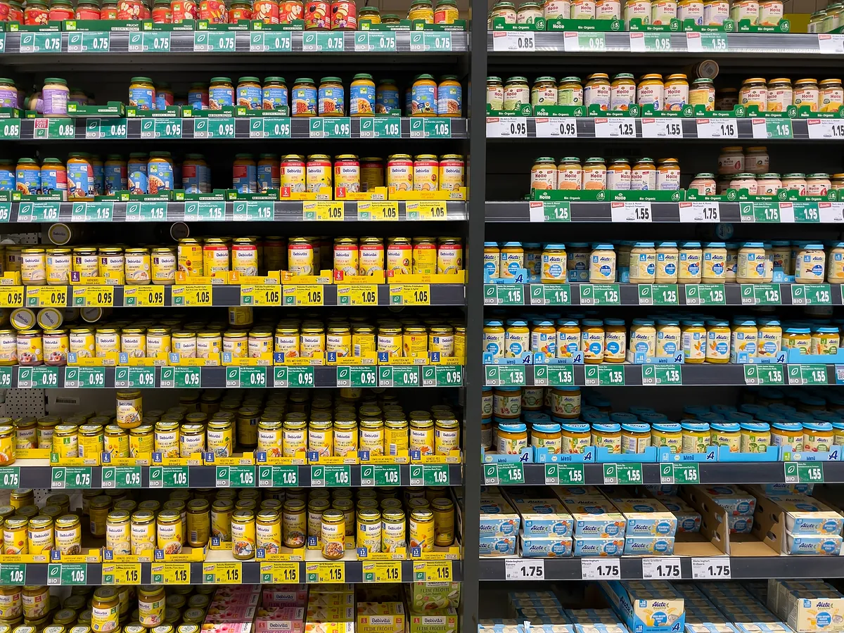 España deja de alimentar a los bebés. sólo el 20% de los productos cumplen con los estándares de la OMS y el 99% de los purés de frutas tienen exceso de azúcar.