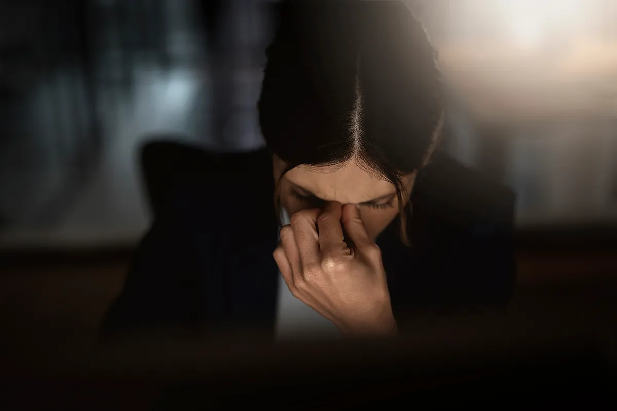 Sí, les duele la cabeza. Un estudio muestra que causa el doble de discapacidades que los hombres.