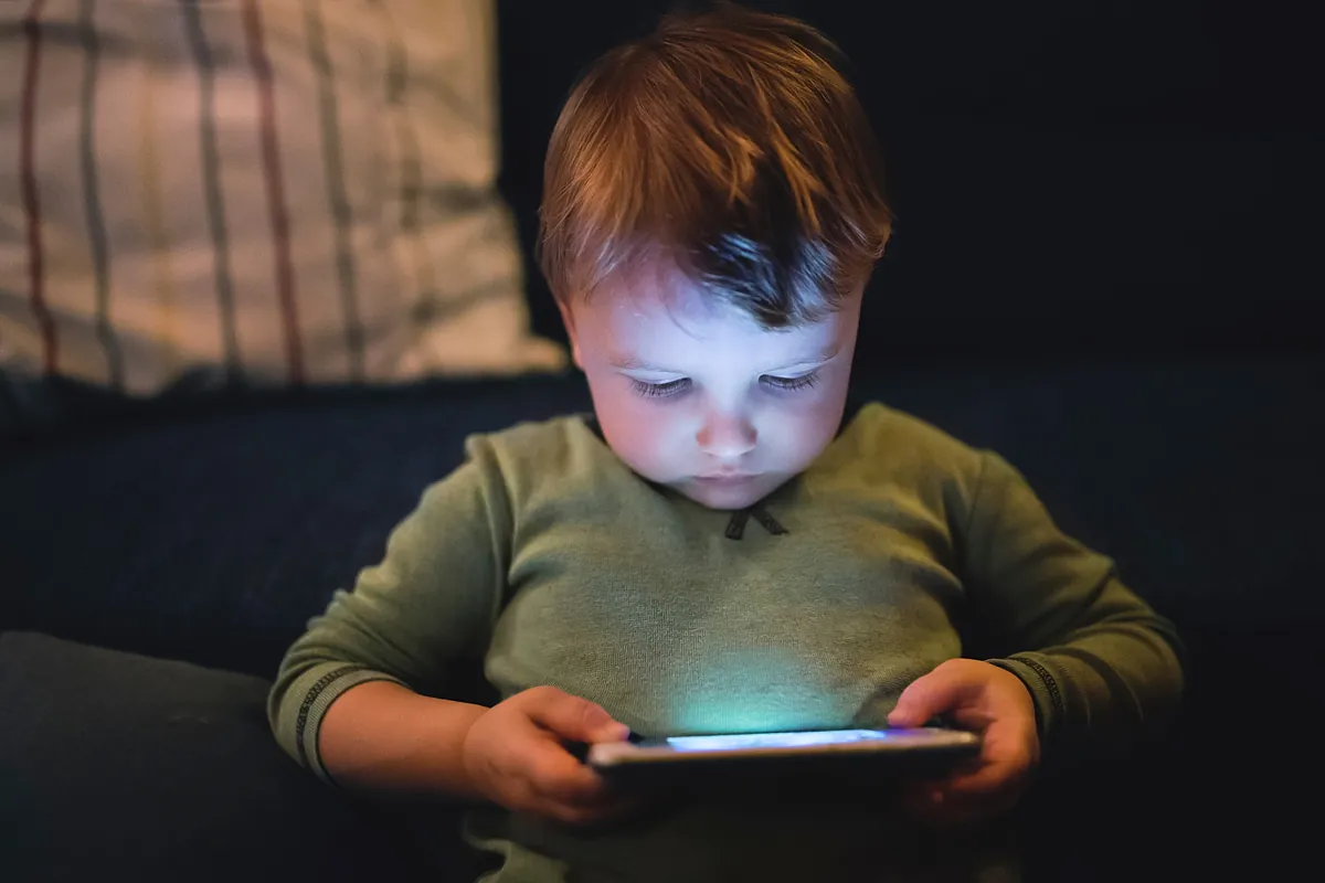 Advierten sobre el riesgo de adicción de los niños a las pantallas incluso hasta los 2 años. "Puede provocar ansiedad, depresión, obesidad y déficit de atención."