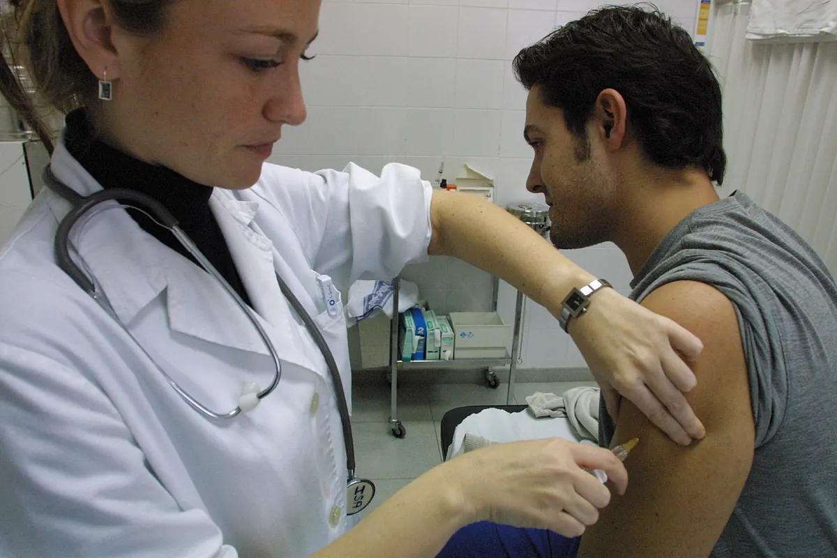 No sólo los niños deben recibir la vacuna contra el sarampión, los adultos también deben vacunarse