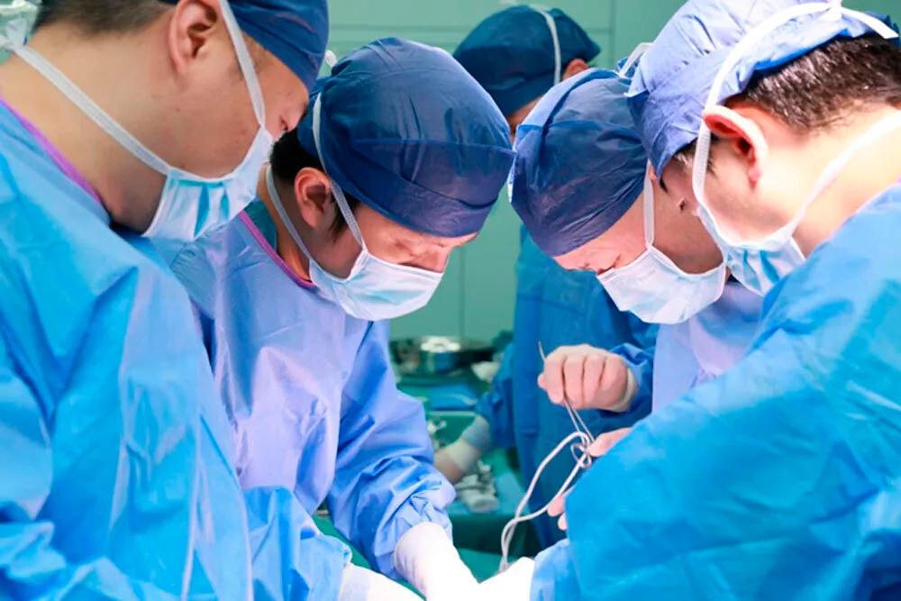 Los médicos chinos salvaron a un paciente con un hígado de cerdo conectado fuera del cuerpo