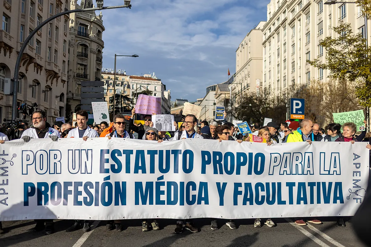 Los médicos se manifiestan para señalar el inicio de su movilización, que incluye una huelga a partir del lunes contra el Proyecto de Carta Marco.
