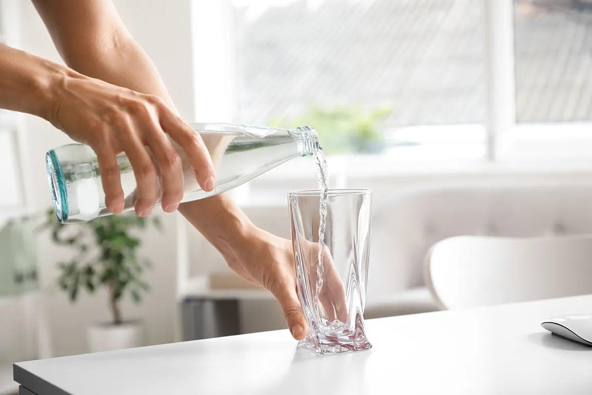 ¿Beber agua caliente ayuda a perder peso?