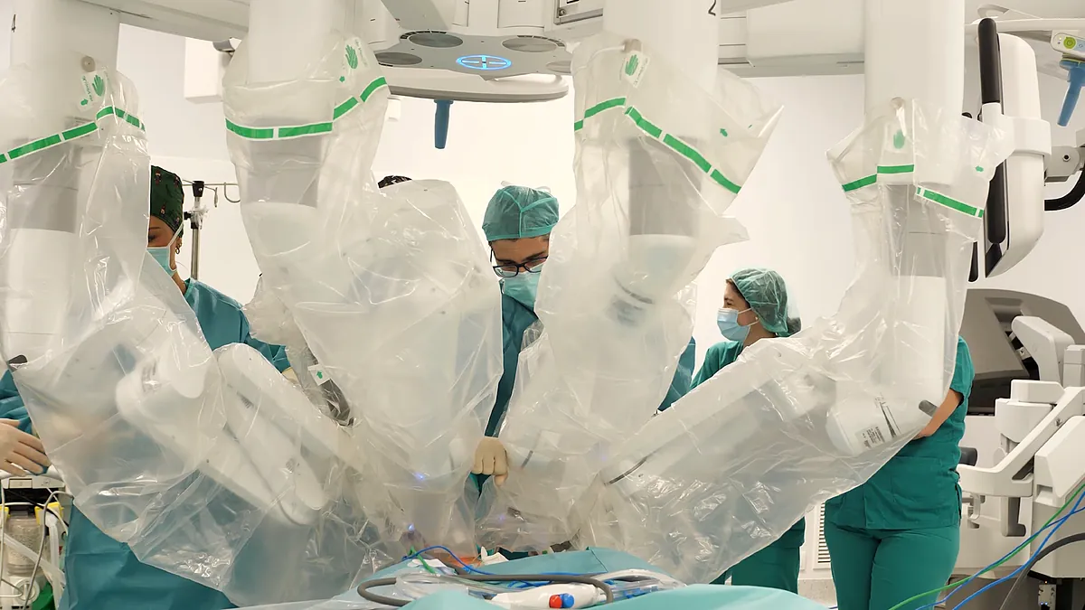Hospital 12 de Octubre realizó con éxito reconstrucción total de vejiga a un niño de 7 años mediante cirugía robótica