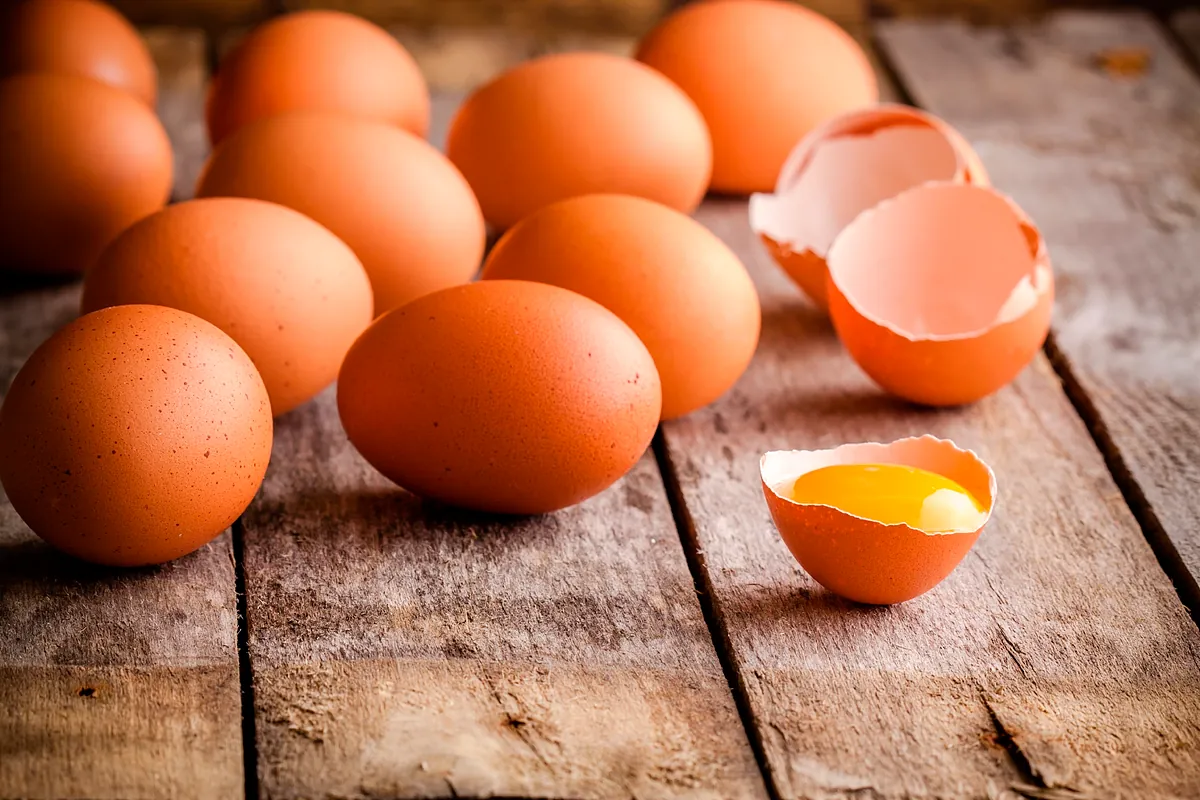 Cómo abrir huevos de forma segura. lavar antes de usar puede ser un peligro para la salud