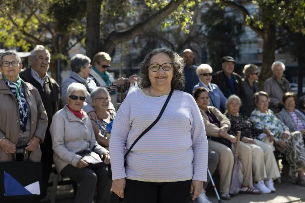 Enlaces que apoyan a las personas mayores contra la soledad y el suicidio. "Un beso, un abrazo, una llamada es el mayor protector."