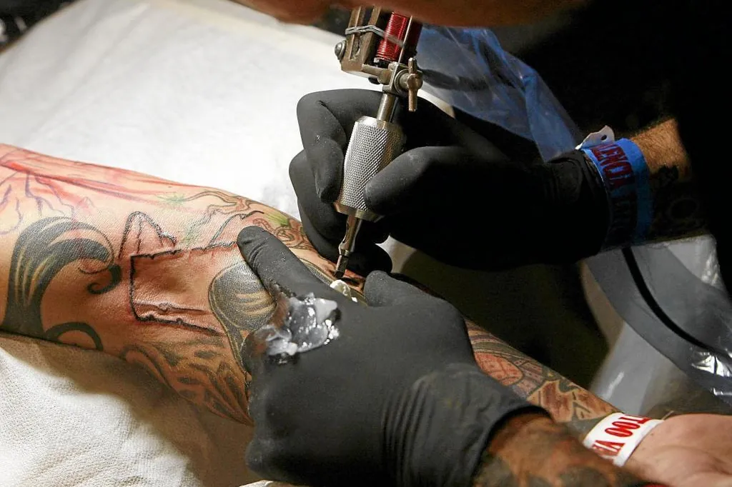 Health retira del mercado la tinta para tatuajes Dynamic Candy Apple Red