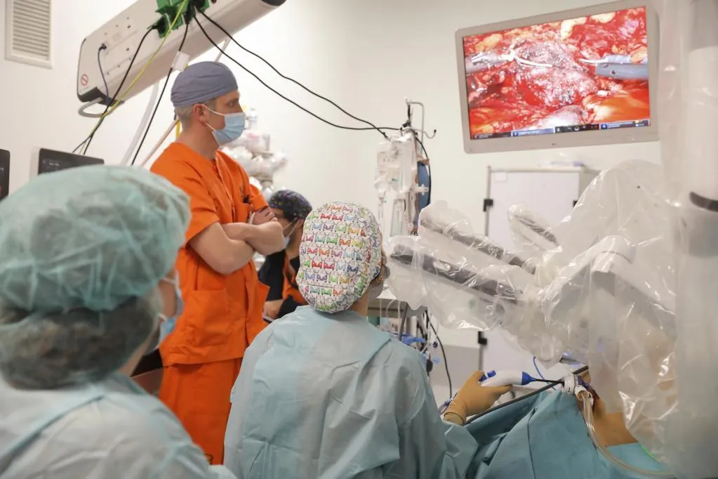 Helio, guantes, jeringas y otros productos médicos en riesgo por la inestabilidad en el Estrecho de Ormuz