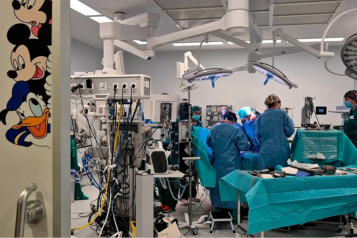 La «maratón» del equipo de cirugía cardiaca pediátrica del Hospital 12 de Octubre de Madrid. En 24 horas intervienen a tres infantes en diferentes ciudades.