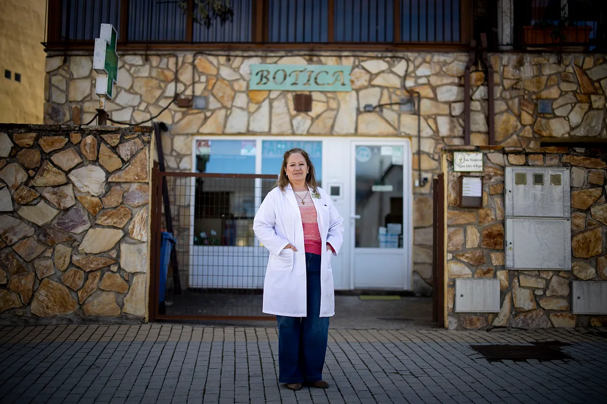Luz verde que nunca se apaga en la montaña. La farmacia como corazón de la vida en las ciudades.