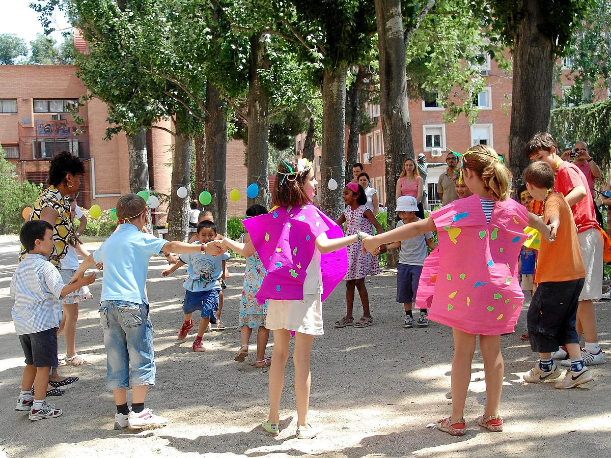 Pasar al menos 7 horas semanales al aire libre reduce a la mitad el riesgo de miopía en los niños