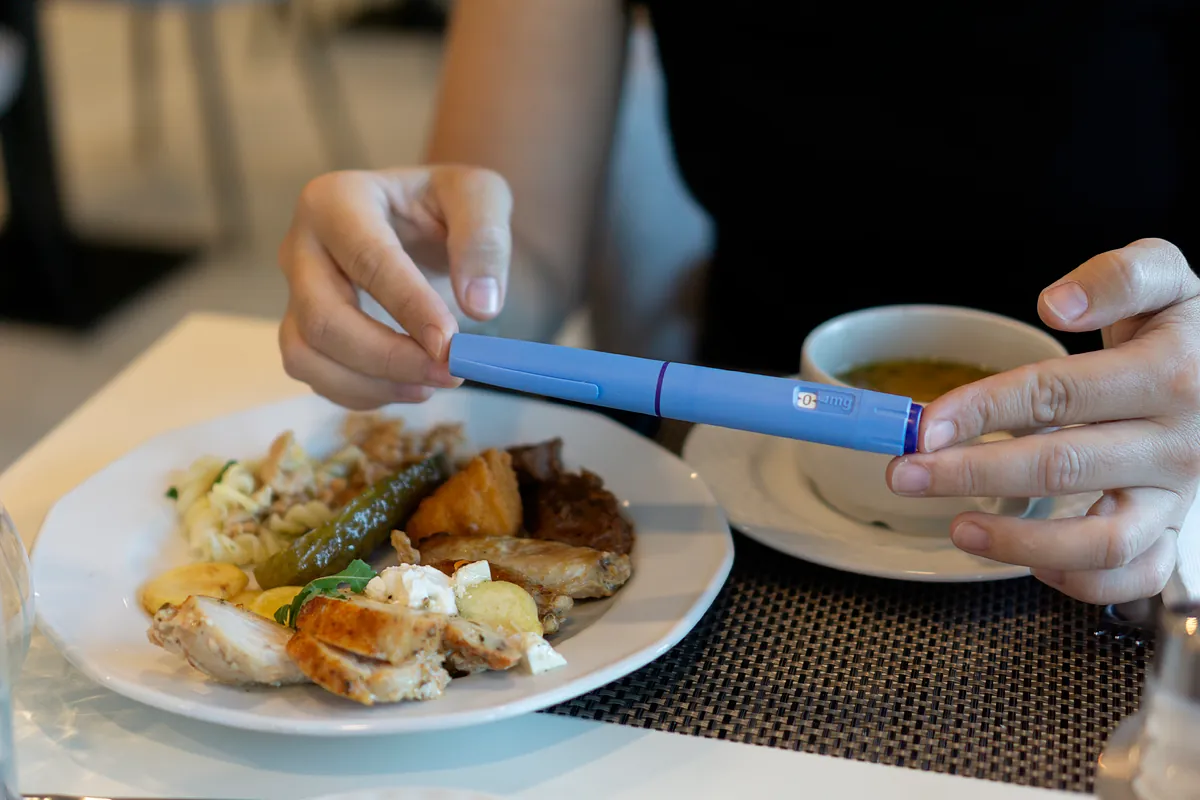 Saltarse comidas, una ingesta baja de calorías y pocos nutrientes en el plato son errores comunes al tomar medicamentos Ozempic.