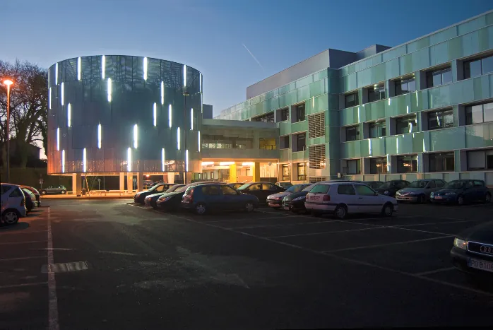 Un brote de sarna noruega en el Hospital Conxo (Santiago) afecta a una veintena de trabajadores sanitarios y obliga a activar el protocolo epidemiológico.