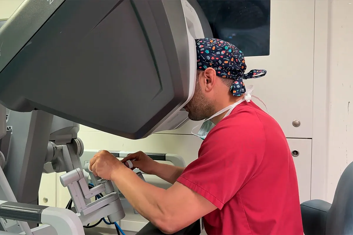 Un hospital de La Paz realiza la primera reconstrucción mamaria robótica con tejido abdominal