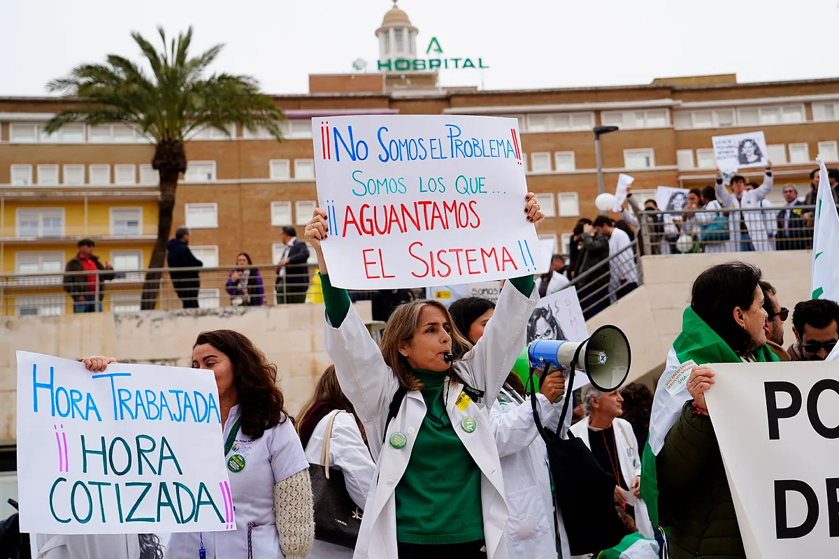 Médicos en camino a la guerra. Estos son los tres ministerios cómplices de las reformas de Mónica García