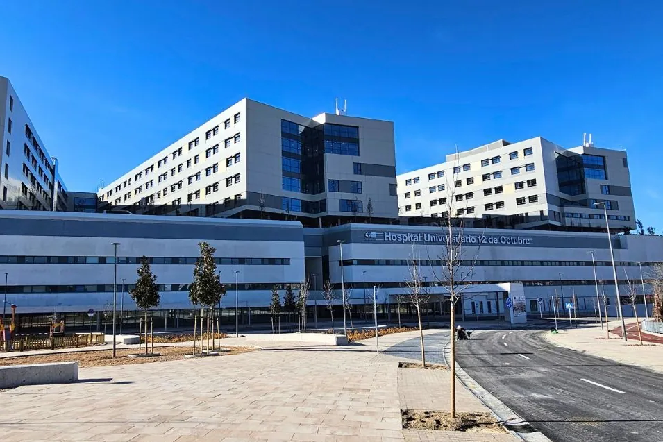 Anestesistas del Hospital 12 de Octubre, excompañeros de Mónica García, dejarán de hacer horas extras para exigir mejoras profesionales.