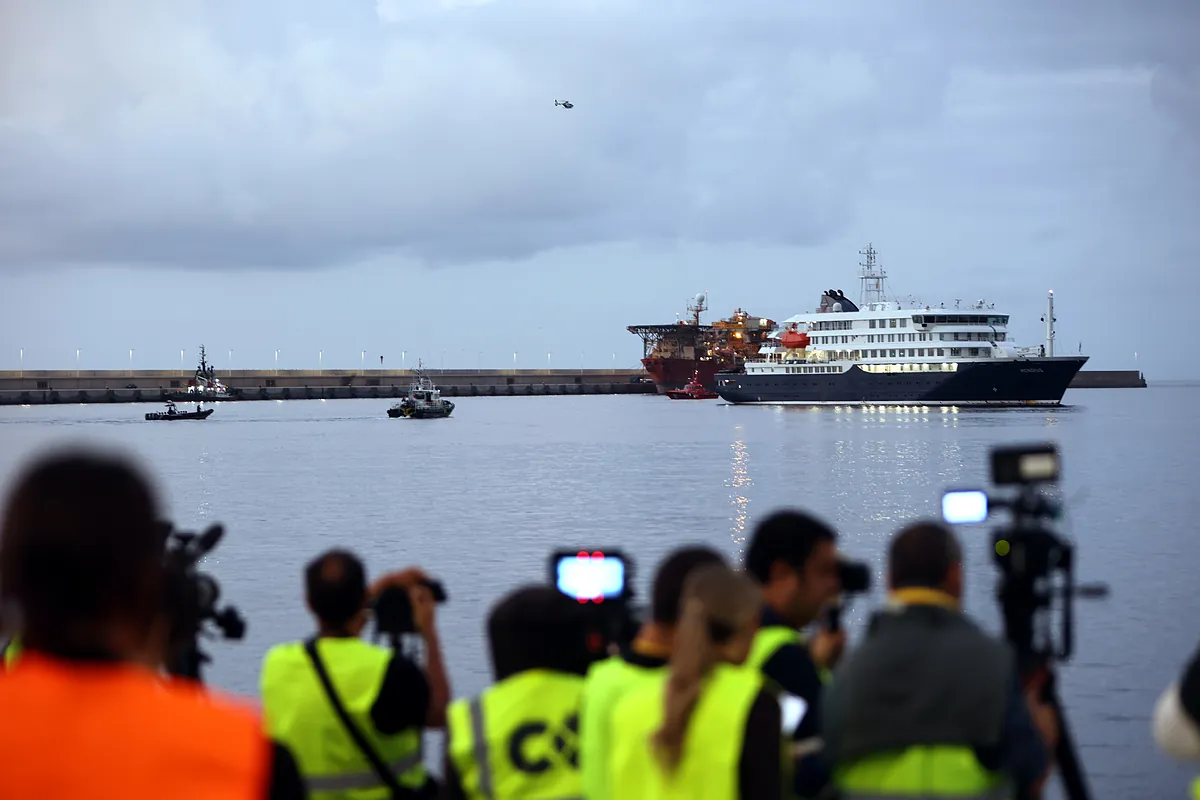 Bajando MV Hondius con imágenes