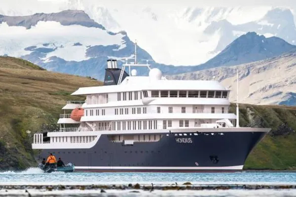 Dos personas murieron a consecuencia de un brote de síndrome respiratorio agudo en un crucero en el Océano Atlántico.