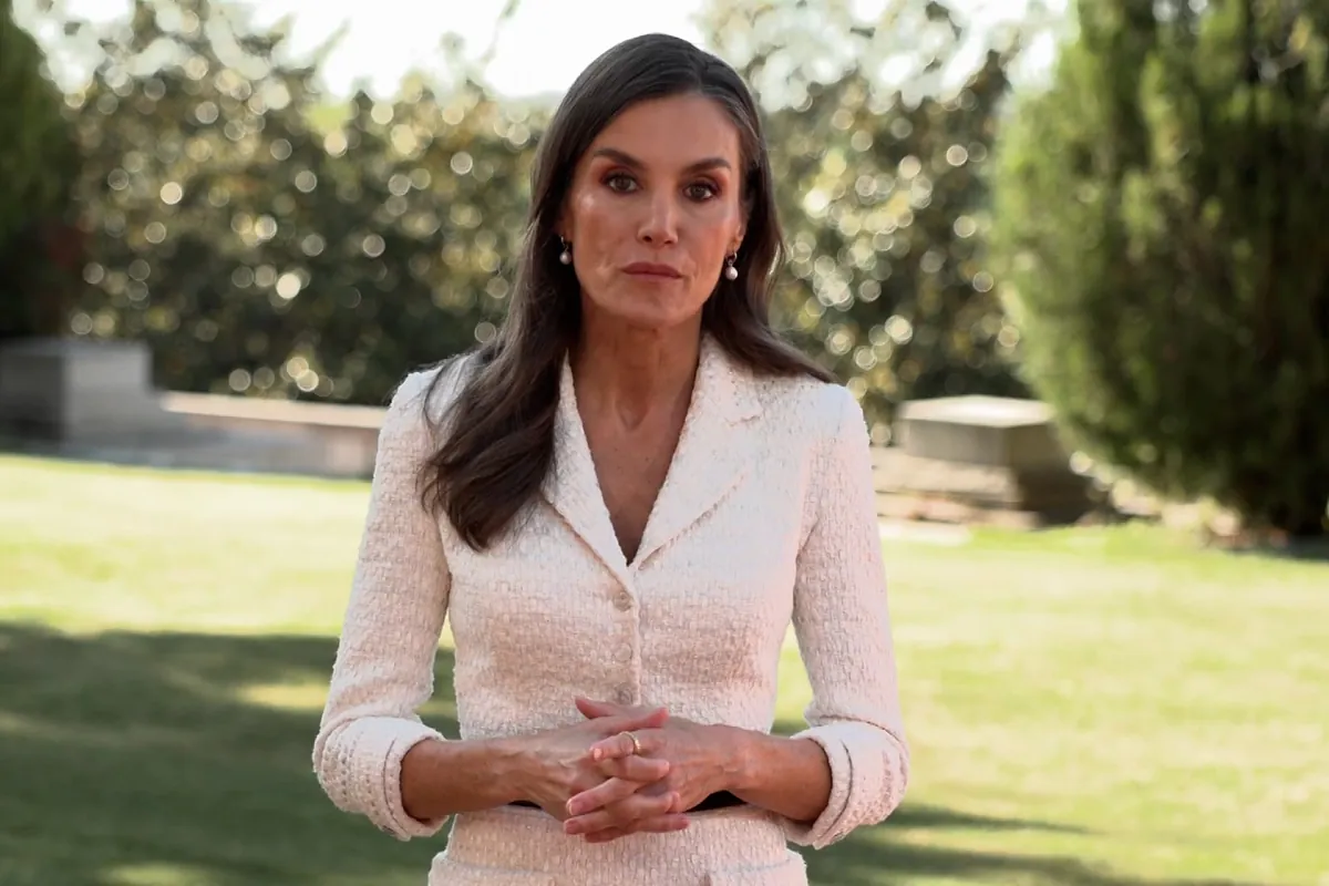 El contundente mensaje de la reina Letizia sobre "moda" de vapores