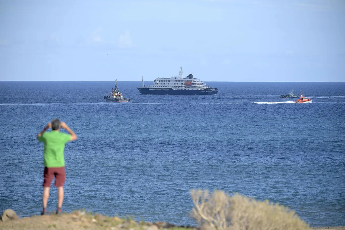 El crucero Hantavirus zarpa del puerto de Granadilla de Abona en Canarias tras evacuar a los últimos pasajeros.