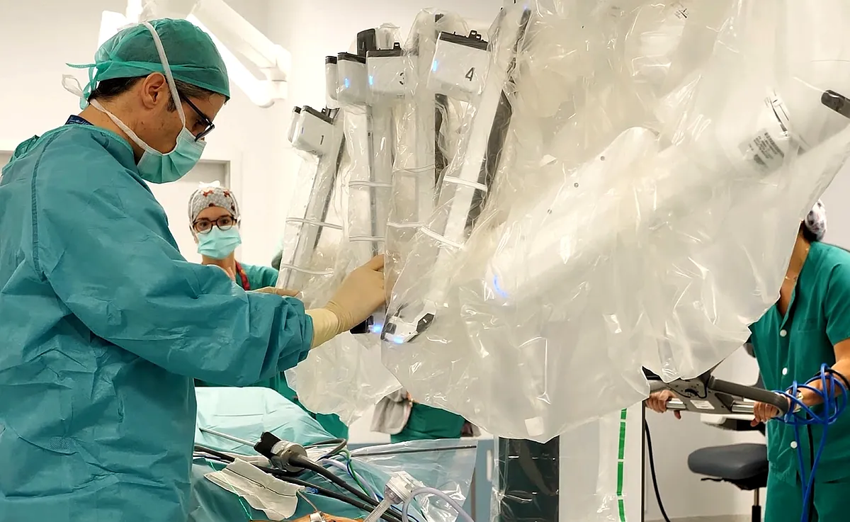 Hospital 12 de Octubre realiza cirugía robótica a bebé de tres meses con insuficiencia renal