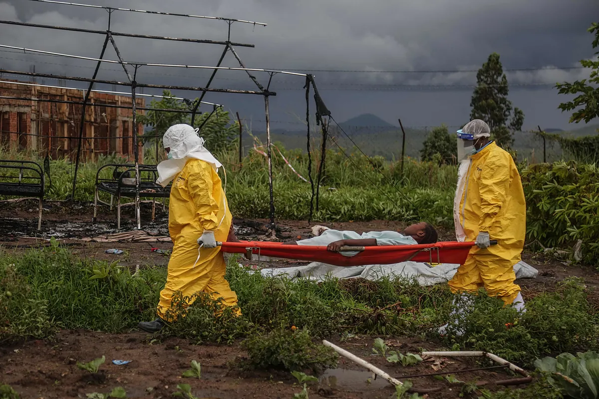 La Cruz Roja informa de la muerte de 3 de sus voluntarios a consecuencia del brote de ébola en el Congo, que ya se ha cobrado 177 vidas.