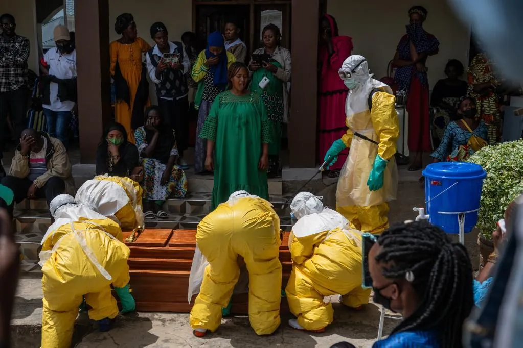 La OMS alerta sobre la epidemia de ébola "nos supera" y eleva a 220 el número de muertes sospechosas en el Congo