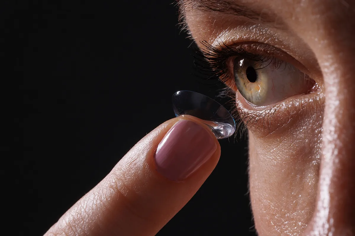 Lentes de contacto para el tratamiento de la depresión. Desde la estimulación cerebral hasta la estimulación ocular profunda.