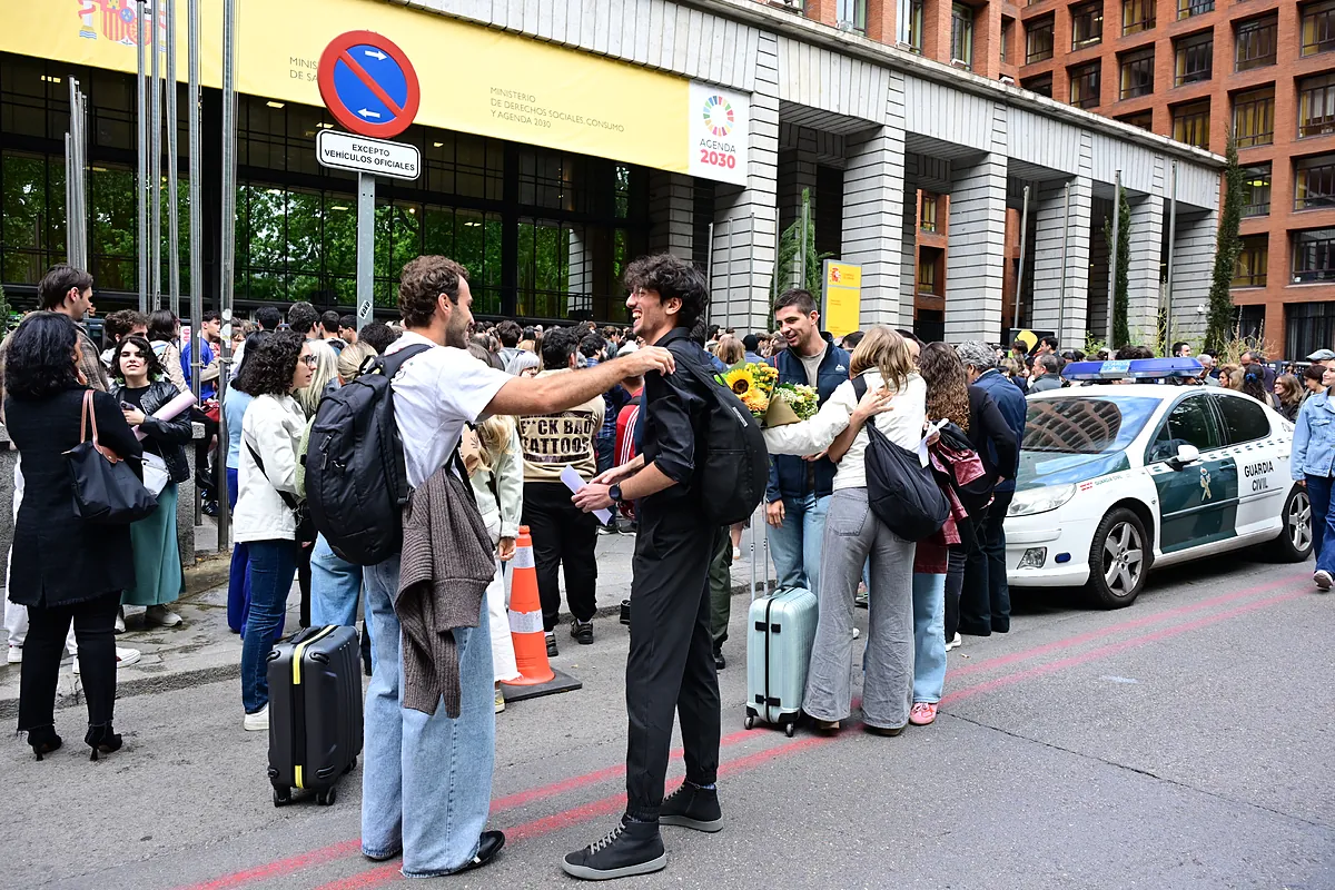 Primer día de adjudicación de plazas MIR donde miles de médicos eligen su futuro. "Sé lo difícil que es llegar aquí"