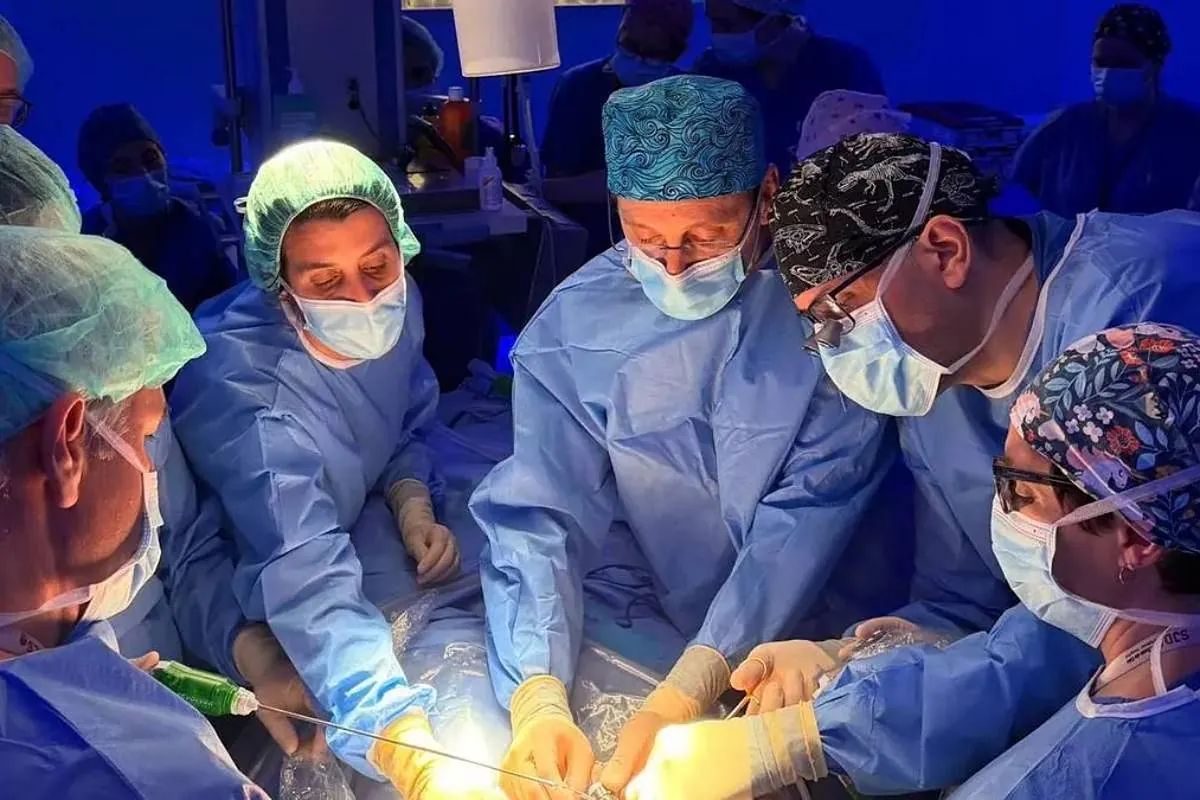 Un equipo de los hospitales Sant Joan de Déu y Clínic de Barcelona opera en el útero a un feto cuyos intestinos se encontraban fuera del cuerpo.
