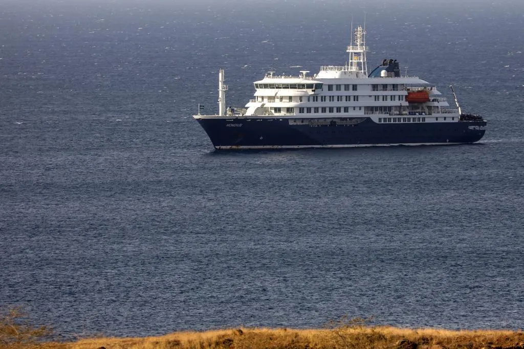 Una línea de cruceros investiga el hundimiento del crucero MV Hondius en las Islas Canarias, donde tres personas murieron a causa de hantavirus.