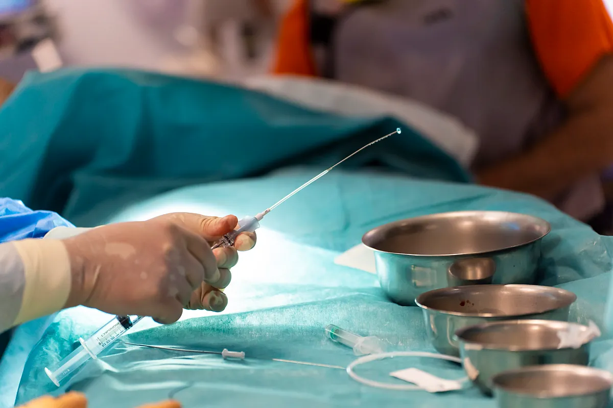 Una oleada de profesionales hospitalarios de distintas regiones de España dejarán de hacer horas extras desde el día 1