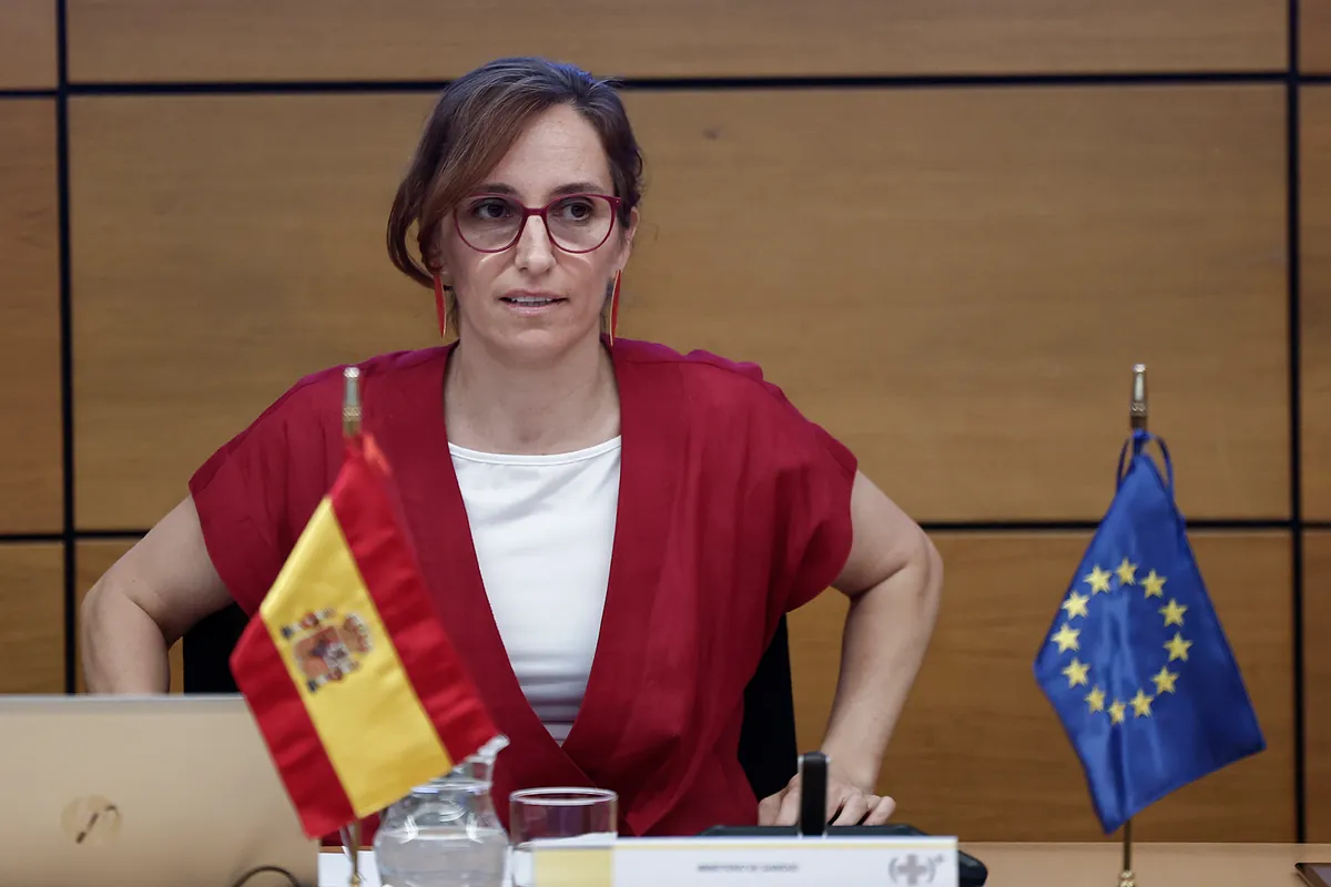 Fuego cruzado entre CCAA y Mónica García por la reforma sanitaria. "El ministro se quedó solo."