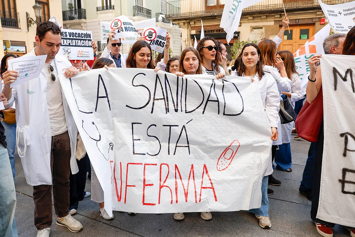 Las CCAA se enfrentan a Mónica García y se lo exigen "reabrir urgentemente el proceso de diálogo genuino" detener la huelga de médicos
