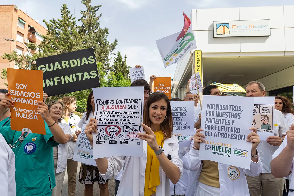 Pacientes y organismos autónomos pagan la factura de las huelgas médicas sin que Mónica García pueda frenarlas
